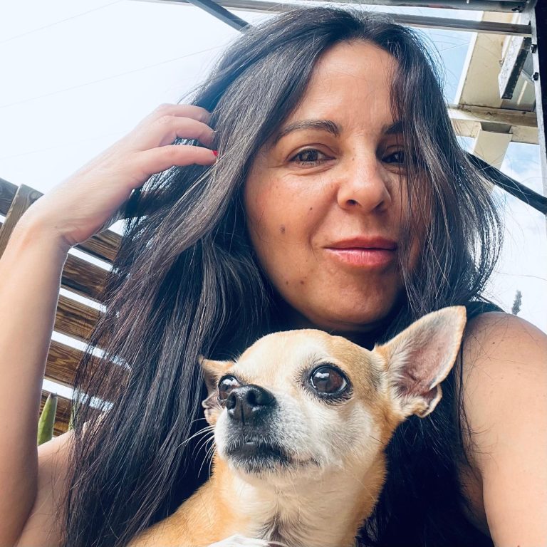 Vínculo entre mujer y animal como reflejo del cuidado y la presencia Imagen real de una mujer en su camino hacia el equilibrio interior, acompañada de su perra Lola